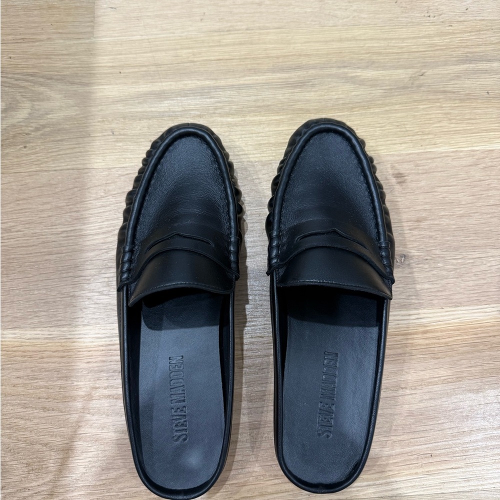 Steve Madden RAFE Black Leather Slip-On Women's Flat in Size 9